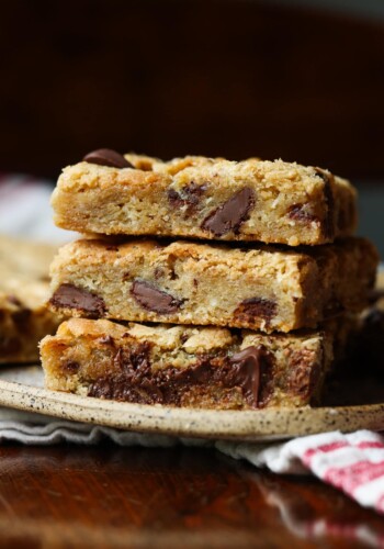 3 stacked blondie cookie bars on a plate