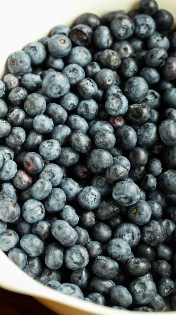 Fresh blueberries in a bowl