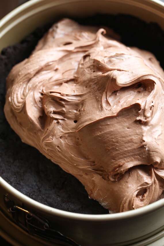 Nutella filling being spread into an Oreo crust.