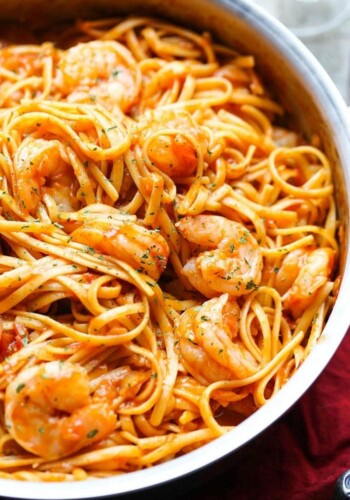 One Pot Shrimp Pasta. The pasta cooks right in the sauce leaving a creamy and super flavorful pasta dish, not to mention it's ONE POT!! #TasteRiserva