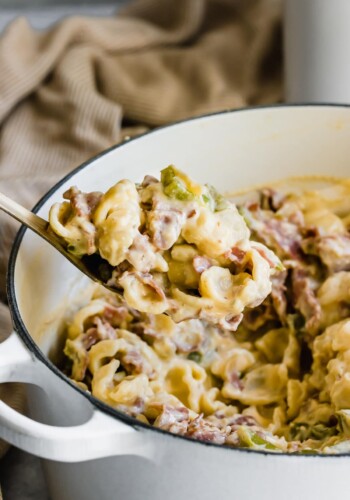 Spoonful roast beef mac and cheese.