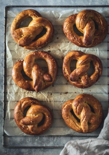 6 salted pretzels on a cooling rack.